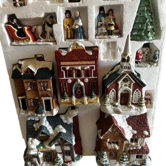 VINTAGE CHRISTMAS VILLAGE 15 PIECES /NO BOX/ NO LIGHTS - Picture 12 of 14